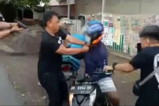 Serang Pengunjung Tempat...