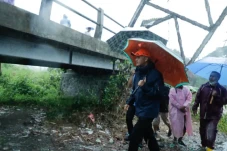 Jembatan Rusak Diterjang...