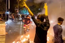 Demonstrasi Terus Berlanjut...