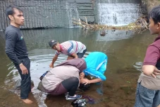 Mandi di Sungai, Siswa...