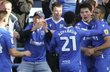 Elkan Baggott Selamatkan...