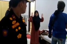 Asyik Buka Daster dan...