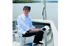 Momen Jokowi Duduk di...