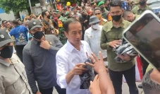 Wanita Bercadar Tenteng...