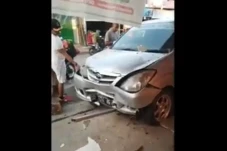 Hindari Wanita Terjatuh...