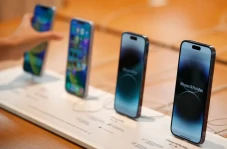 Apple Nyerah, Tahun...