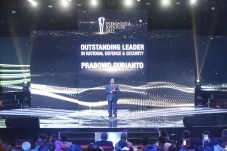 Terima Penghargaan Indonesia...