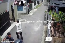 2 Maling Besi Penutup...