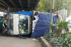 Truk Pengangkut Buah...