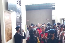 Senyum Hendra Kurniawan...