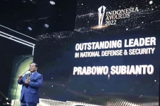 Terima Penghargaan Outstanding...