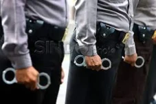 Polisi Buru Pedagang...