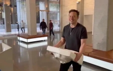 Elon Musk Datangi Kantor...