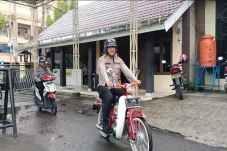 Tidak Bergaya Hedon,...