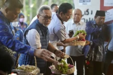 Tabur Bunga di Pintu...