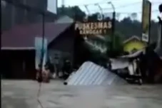 Detik-detik Banjir Bandang...