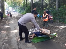 Jatuh Usai Menabrak...