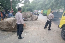 2 Mobil Tertimpa Batu...