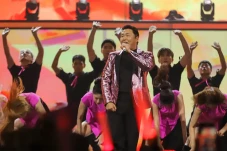 Bawakan Gangnam Style,...
