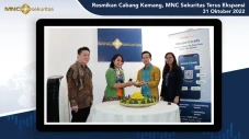 Resmikan Cabang Kemang,...