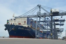 Kapal Petikemas Terbesar...