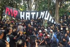 Ribuan Aremania Datangi...