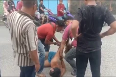 Menegangkan! 2 Pria...