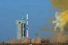 China Luncurkan Satelit...