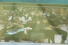 Tak Kuat Mendengar Kata-kata...