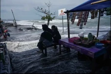 Gelombang Tinggi Hantam...