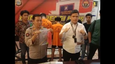 Cinta Segitiga, 2 Pemuda...