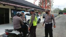 Mensos Risma Serahkan...