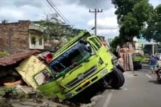 Tak Kuat Menanjak, Truk...