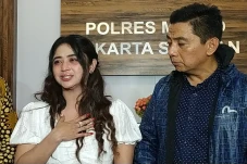 Dewi Perssik Menangis...