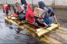 Banjir Rendam Ribuan...