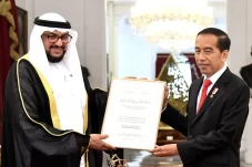 Jokowi Terima Penghargaan...