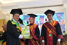 Lepas 388 Wisudawan,...