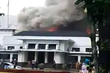 Balai Kota Bandung Terbakar,...