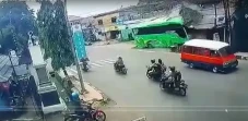 Mengerikan! Bus Tabrak...