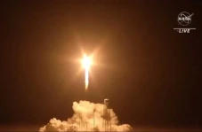 Roket Antares Luncurkan...
