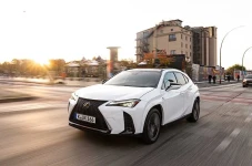 Lexus UX Pakai Baterai...