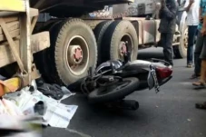 Truk Mundur Tabrak Motor...