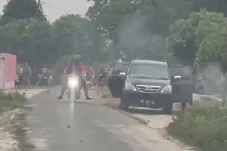 Mencekam! Polisi Diserang...