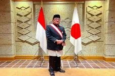Terima Bintang Jasa...