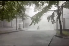 Viral Air Terjun Turun...