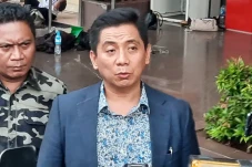 Dewi Perssik Absen,...