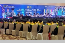 Gelar Prosesi Wisuda,...