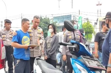 Polisi Serahkan Motor...