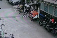 Miris! Pria Bawa Anak...