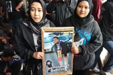 Ibu Korban Tragedi Kanjuruhan...